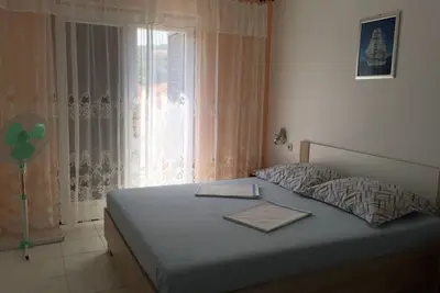 Image de Appartement de deux chambres avec la terrasse et la vue sur le mer Lun, Pag (A-11781-a)