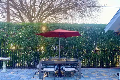 Image de Marchez jusqu'à la place depuis une maison lumineuse et charmante du centre-ville avec deux patios