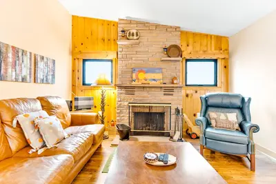 Image de Chalet confortable au bord de l'eau avec vue sur la montagne et bain à remous privé
