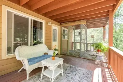 Image de Suite principale privée et salle de bain avec terrasse privée dans le centre-ville de Nevada