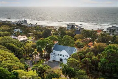 Image de Salle de jeux - Grand 5 Br / 4 Ba Southern Beach Accueil - Courte promenade à la plage!