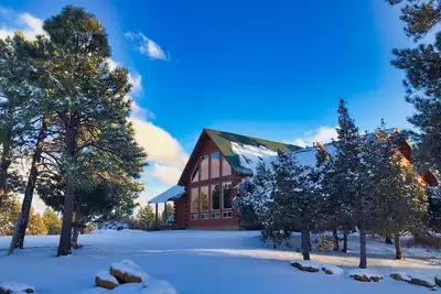 Image de Timber Lodge: Family Log Home avec une vue imprenable, près de la ville, climatisé