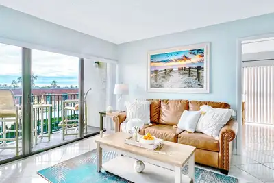 Image de Magnifique condo dans un emplacement idéal! - À côté de Pier & Oceanfront Pool! !