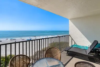 Image de Balcon en face de la plage, unité de coin, étage supérieur - Wifi gratuit - Peut accueillir jusqu'à 4 personnes