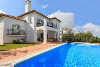 Image de Luxury Frontline Golf Villa avec piscine privée dans une communauté fermée sécurisée