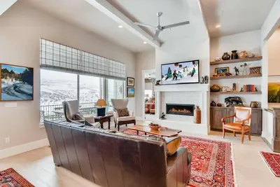 Image de 3900sf! Toutes les chambres avec salle de bains attenante! 8min à Main - Piscine - Pvt Hot Tub!