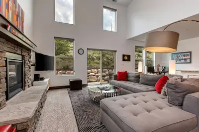 Image de Maison de style moderne; Smart Tv's -Pvt Hot Tub! Bassin! Mtn Views; 8 min à Main