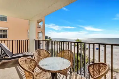 Image de Direct Beach Front Balcony - Surplombant la plage de Madeira et le golfe du Mexique - Wifi gratuit