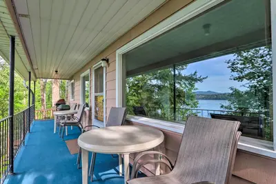 Image de «Chèvrefeuille sur Hayden» Lakefront Home w \/ Dock!