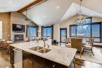 Image de Maison de ville New Luxury 3Bdr / Décor exceptionnel, Vues sur la montagne