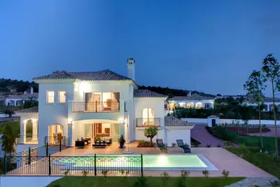 Image de Superbe villa avec piscine privée dans une communauté fermée sécurisée sur terrain de golf