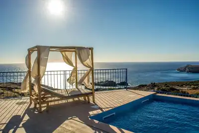 Image de Villa Irene traditionnelle avec piscine privée offrant intimité et vue imprenable!