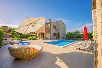 Image de Villa familiale Amélie avec piscine, jardin, barbecue, aire de jeux, terrain de tennis