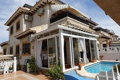 Image de Maison de ville avec piscine privée, bonne WiFi. Courte promenade à Villamartin Plaza