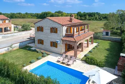 Image de Villa Zoe avec piscine, 4 chambres, terrasse, tennis commun, animaux domestiques