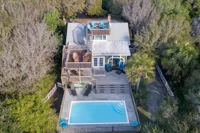 Image de Piscine privée et terrasses à plusieurs niveaux avec terrasse sur le toit! Accès à la plage en face de la rue