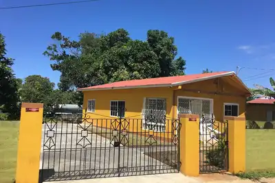 Détendez-vous et profitez d'Ocho Rios \/ Ac \/ Câble \/ Wifi gratuit \/ Eau chaude \/ 5 minutes en voiture de la B