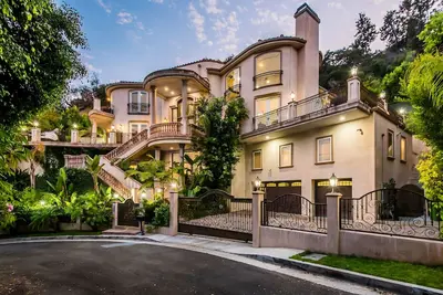 Se prélasser au bord de la piscine est un must dans cet endroit emblématique de Beverly Hills!