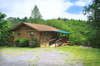 Image de Chalet de montagne abordable avec bois P. P. + Bain Ă remous + WiFi!