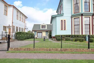 Image de Lower Garden District Creole Cottage w / Southern Charm & Elegance