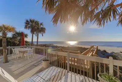 Image de Oceanfront Folly Beach Cottage w / Grand porche et Sunroom - Stellar Reviews!
