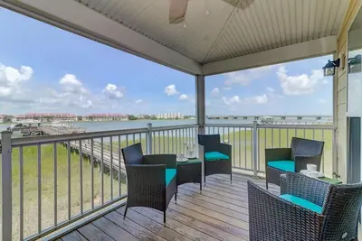 Image de Premier Riverfront Townhome! Vues ouvertes sur l'eau, piscine communautaire et quai!
