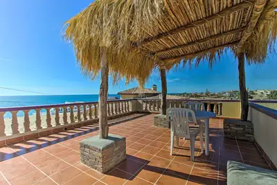 Charming Las Conchas Home w / Deck - À quelques pas de la plage!