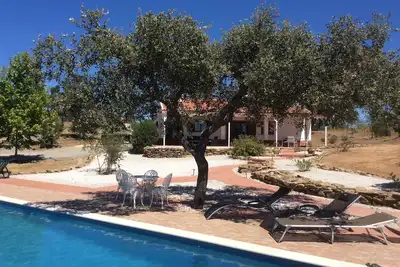 Image de Magnifique chalet avec piscine de luxe et bain Ă remous relaxant