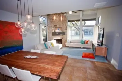 Image de Moderne / Chic: Condo! IDÉAL pour les réunions de famille