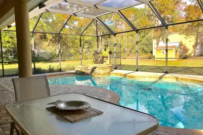 Image de Spacieux, entièrement meublé famille amicale maison de 3 chambres avec piscine privée.