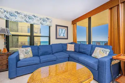 Image de Condo 3 chambres @ Phoenix Ii * Balcon sur la plage! *