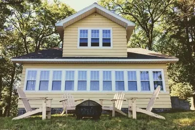 Image de Débranchez-vous à \"Mon Rav\" sur Hamlin. Lakefront, hangar à bateaux et terrain de pickleball!