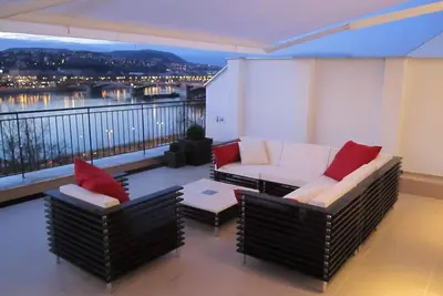 Image de Penthouse en ville avec une vue unique sur le Danube et les montagnes de Budapest