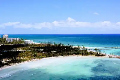 Image de Un petit coin de paradis. 2 Br \/ 3 Ba condo. Étapes de votre propre plage privée! !