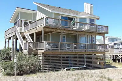 Image de Ocean Front, Dog Friendly, Hatteras Island, 4 Br, 3 1\/2 Ba 200'de la plage