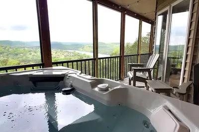 Image de Sur Mountaintop avec une vue imprenable sur le lac et l'île!