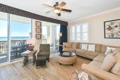 Image de Coastal, surclassé, et luxueux w / vue sur la plage et la piscine! ✨