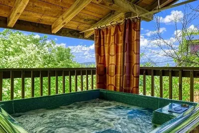 Bain à remous, vue boisée, billets d'attractions Gratuits dans la région.