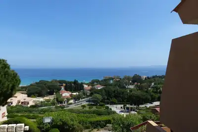 Studio en mezzanine climatisé avec vue sur mer à Le Lavandou.