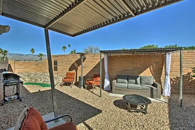 Image de Tucson Home avec patio paysager et foyer