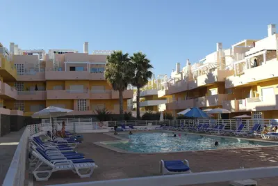 Image de Appartement de 2 chambres dans un complexe privé avec piscine et près de la plage