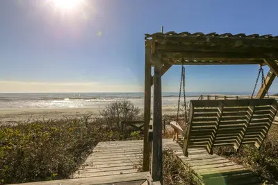 Image de Voyez, entendez et ressentez la mer de ce bungalow sur la plage avec terrasse et fauteuil à plusieurs niveaux privés!