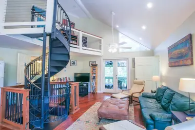 Image de 5 min à pied de la plage et des Berts! Détendez-vous dans cette maison pour animaux de compagnie et famille avec terrasse enveloppante.