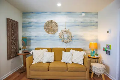 Image de 1 min de la plage. Condo artistique et relaxant situé au cœur de la plage amusante de Folly. W / Parking.