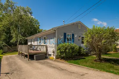 Image de Cottage adorable, près de la plage, pont spacieux