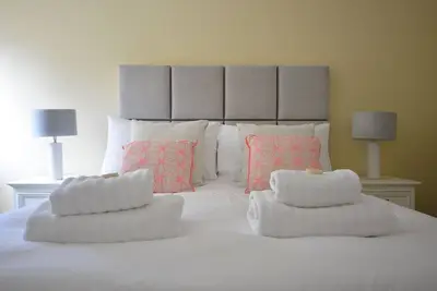 Image de Ceann Scribe - Une maison de cinq chambres à coucher à Dingle Town!