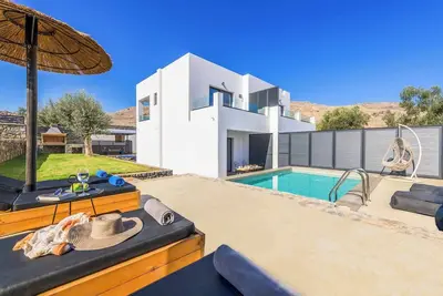 Image de Lambis Athina - emplacement privilégié avec piscine privée, Wi-Fi, climatisation et tennis de table