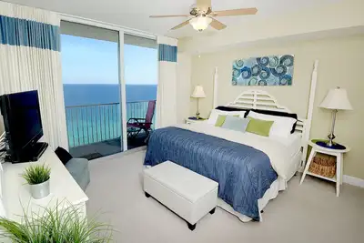 Image de À couper le souffle Gulf Front Master Chambre, chambre privée avec lits superposés, service de plage gratuit