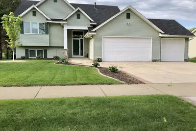 Image de Maison privée de 4 chambres parfaite pour les familles et les mariages! Hottub maintenant disponible!