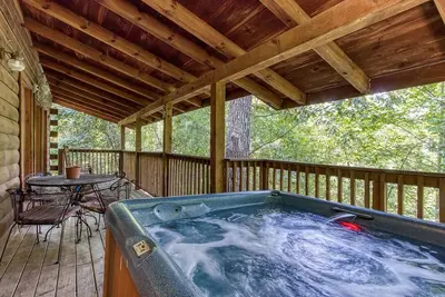 Bain à remous, billets d'attraction gratuits dans la région, vue boisée